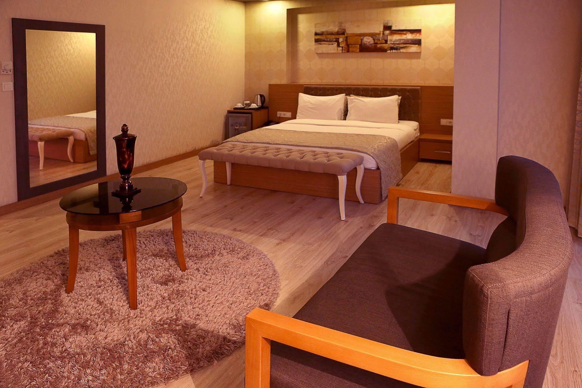 Imperial Park Hotel ازميت المظهر الخارجي الصورة